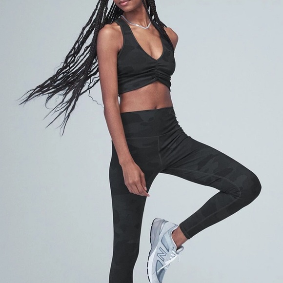 New alo yoga Wild Thing Vapor Bra in Army Print - Picture 2 of 8